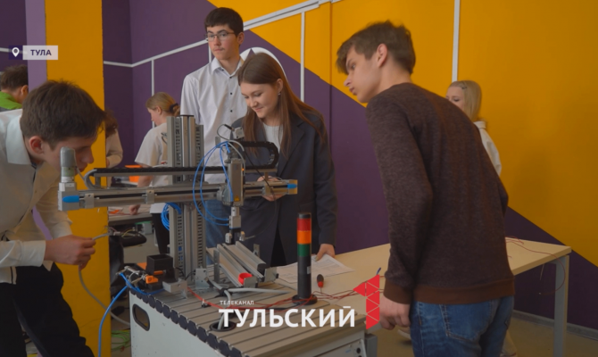 Девятиклассников в Туле научили управлять роботами