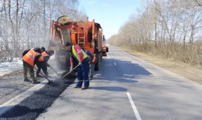 Тульские дорожники красят остановки и рубят кустарник на трассах