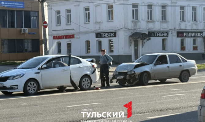На Красноармейском проспекте в Туле столкнулись две легковушки