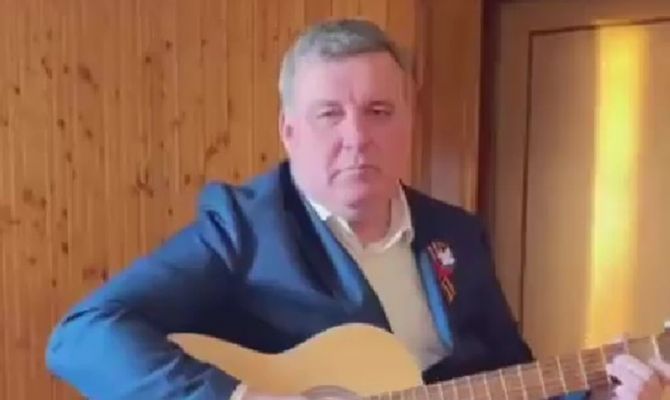 Глава администрации Тулы в День Победы взял в руки гитару