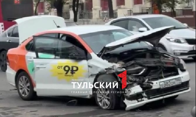 Машина каршеринга попала в тройное ДТП на проспекте Ленина в Туле