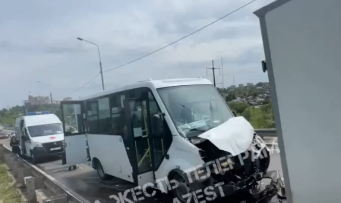 На Калужском шоссе в Туле автобус попал в ДТП