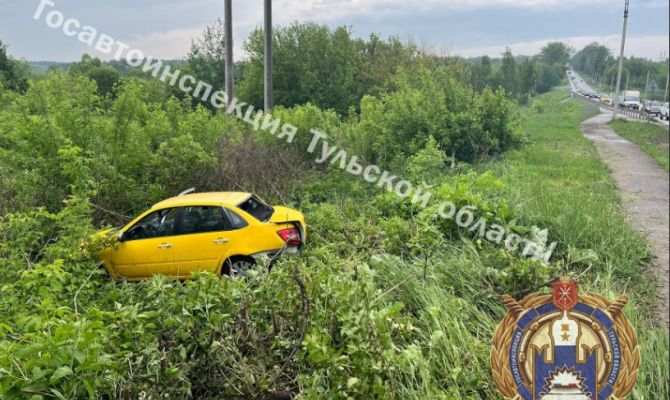 В Новомосковске «Лада Гранта» врезалась в опору линии электропередачи