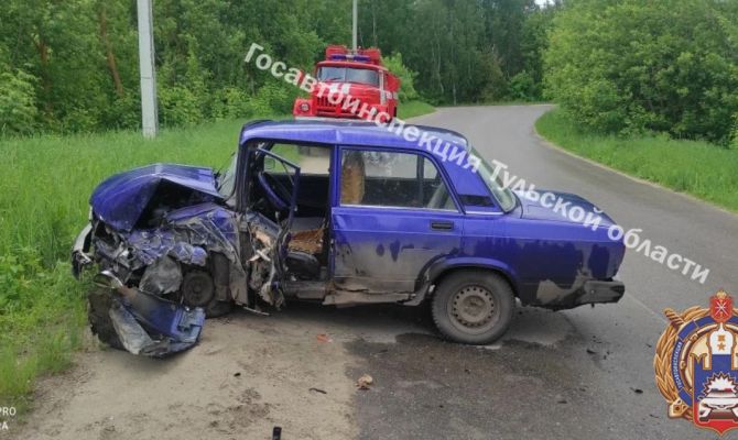 В Кимовском районе ВАЗ на встречке столкнулся с КАМАЗом