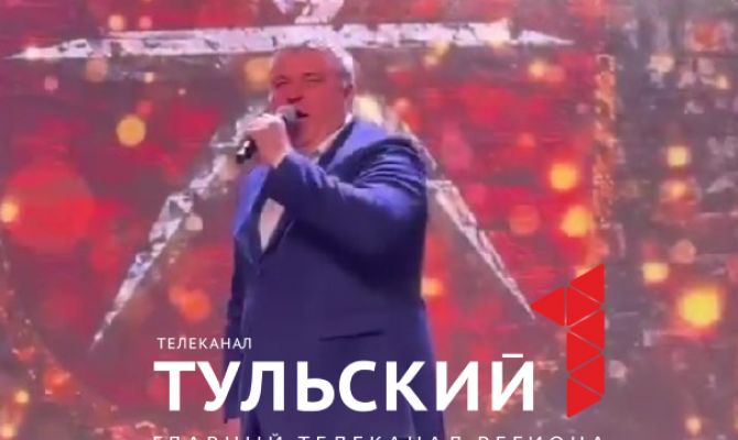 Илья Беспалов спел для тульских выпускников