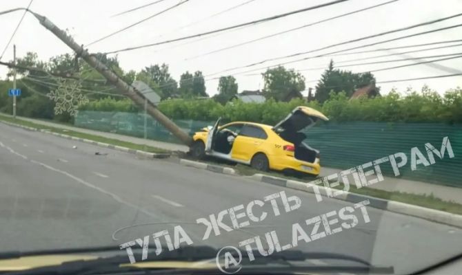 В Туле автомобиль такси протаранил столб