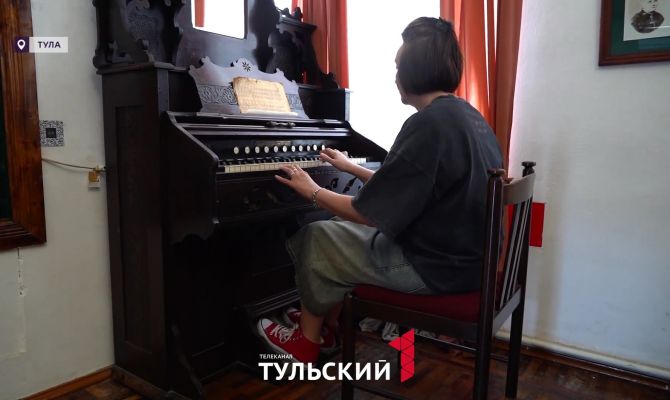 Тулякам показали первую хроматическую гармонику и фронтовой баян