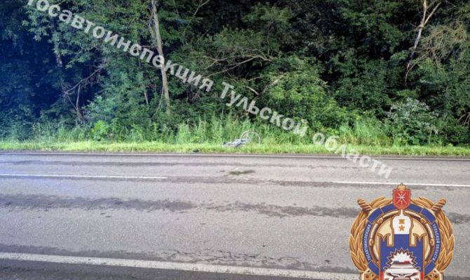 В Новомосковске Toyota Camry сбила велосипедиста на трассе