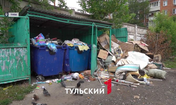 Туляки превратили двор многоэтажки  в склад строительного мусора