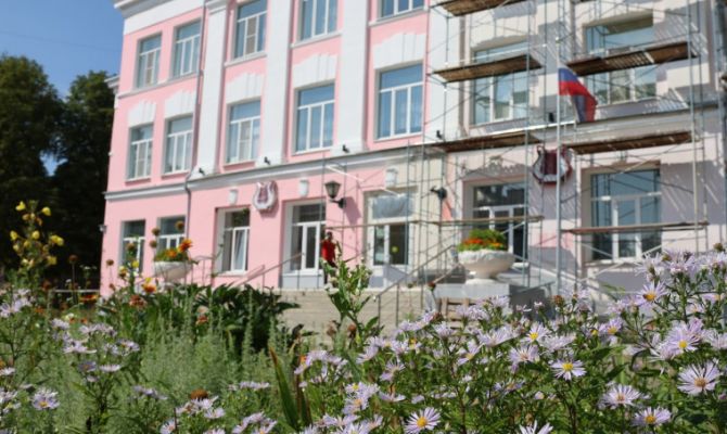 В Новомосковском музыкальном колледже имени Глинки обновляют фасад и учебные помещения