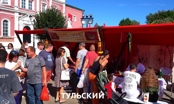 На фестиваль «День пряника» в Тулу привезли китайский лунный пряник