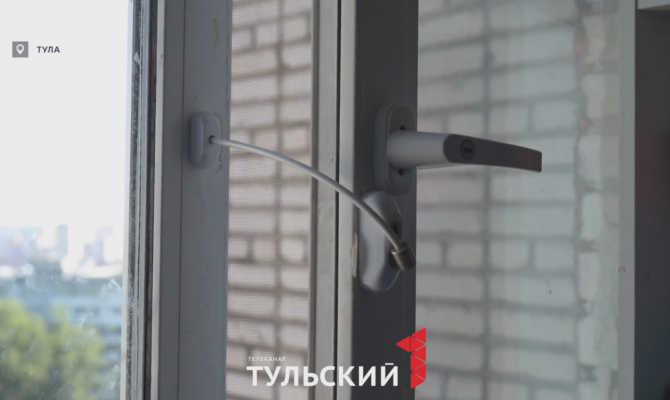 Как обезопасить окно в квартире от детей: советы специалистов