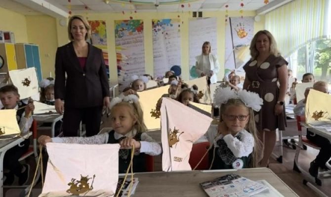 Тульским первоклассникам вручили светоотражающие рюкзаки
