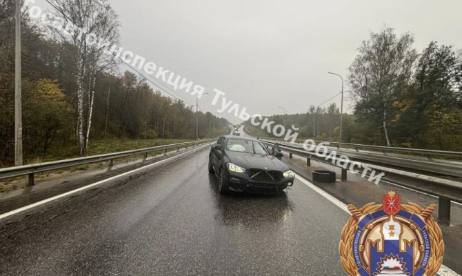 На трассе М-2 под Тулой BMW врезался в ограждение и столкнулся со Skoda