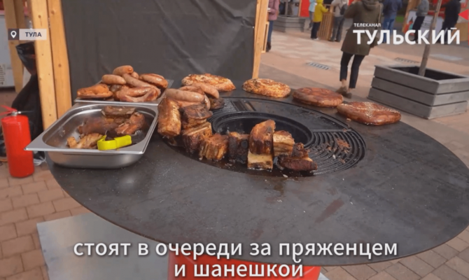 Центр Тулы превратили в ресторан под открытым небом на фестивале "Левшин"