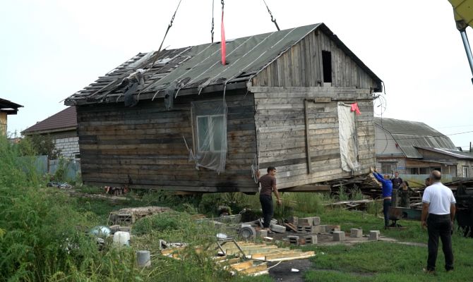Под Тулой дом цыган перенесли с помощью крана