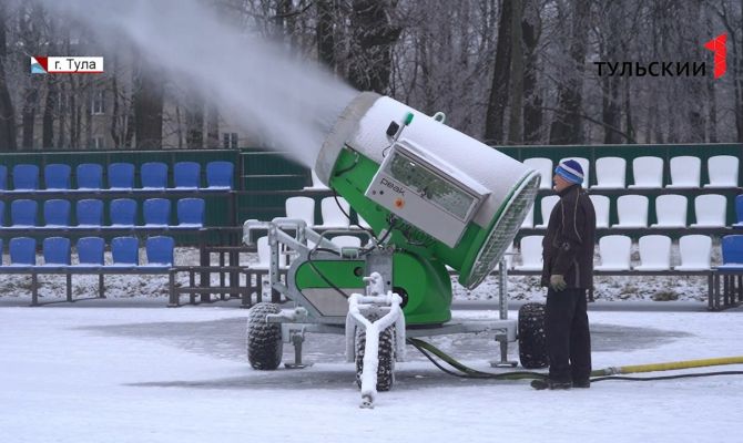 На лыжной базе Веденино трассу для катания готовят с помощью специальной техники