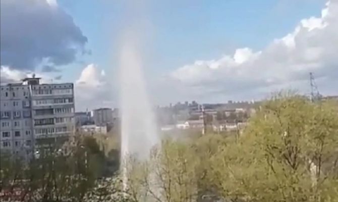 "На уровне 9-го этажа": в Туле из прорвавшейся трубы забил гейзер