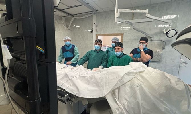 В Новомосковске хирурги провели первую операцию по расширению сосуда на новом оборудовании