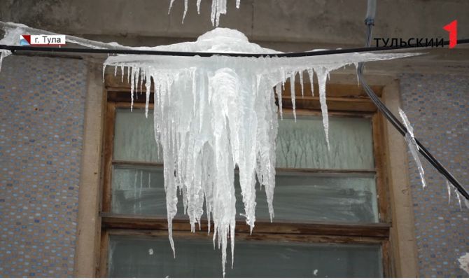 Снежная зима-2022: как тулякам решить проблему очистки крыш от наледи и сосулек