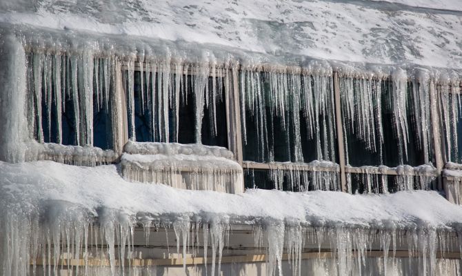 Прокуратура начала проверку после падения на туляка снега с крыши многоквартирного дома