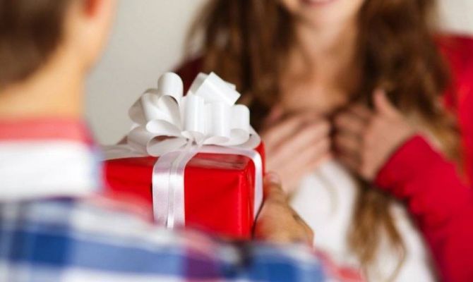 Что купить женщине на 8 марта