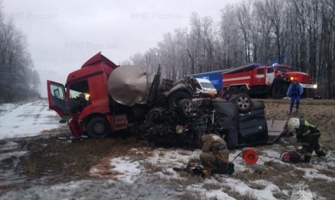Под Тулой столкнулись «КАМАЗ» и микроавтобус: есть погибшие