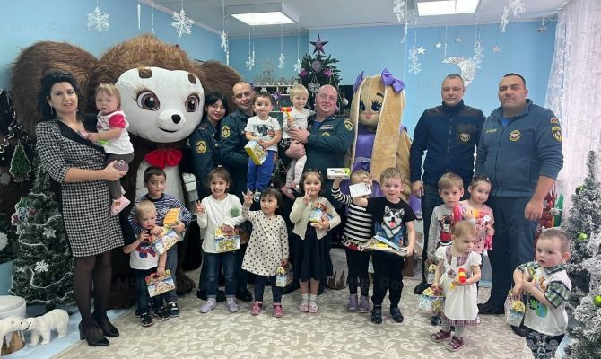 Тульские спасатели исполнили новогодние мечты воспитанников дома ребенка