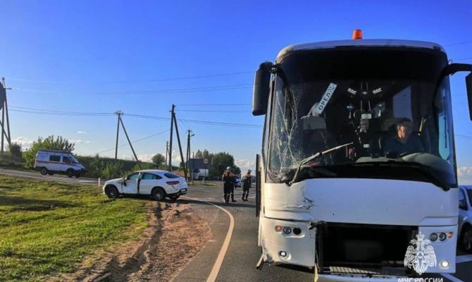 В поселке Петровский в Туле загорелись две легковушки и дом