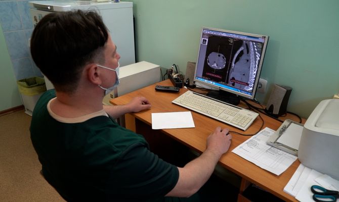 "Это наша работа": в Тульской области хирург удалил осколок кости из шеи пациентки