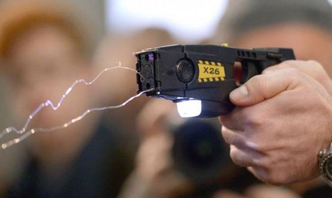 Охранникам аэропортов и вокзалов могут выдать электрошокеры