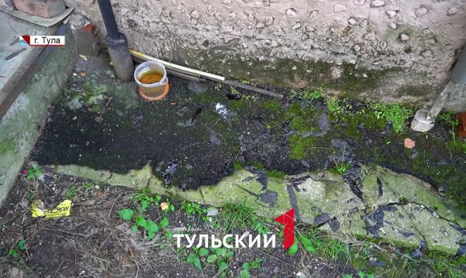 Пятиэтажку на улице Пузакова в Туле уже 3 года заливает горячей смолой