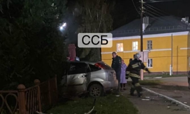 В Богородицке Ford Focus врезался в забор