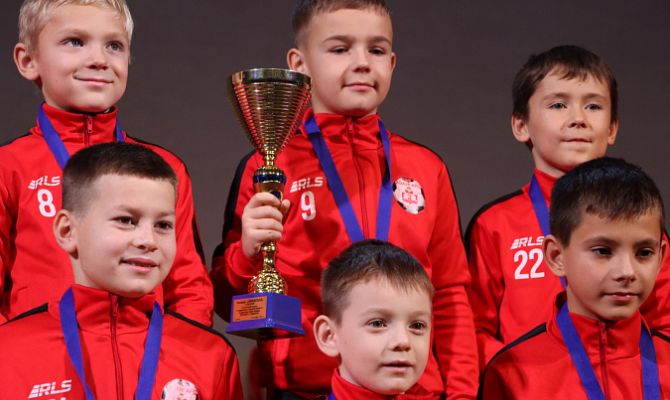 Победителей и призеров областных соревнований по футболу наградили в Туле