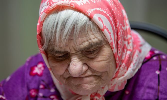 Пенсионеры стали получать электронные удостоверения в России