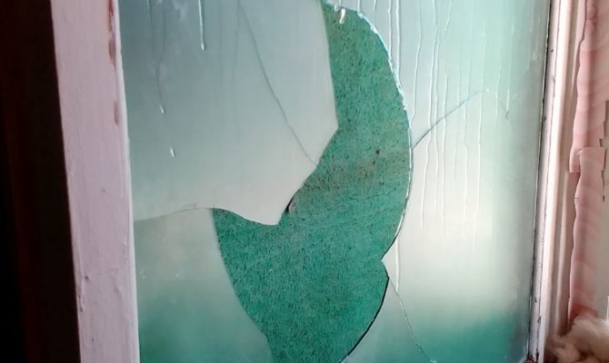 В Донском в квартире инвалида 4 раза за зиму выбивали окна