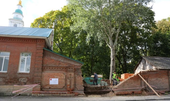 Стену Всехсвятского кладбища в Туле капитально ремонтируют впервые с момента постройки