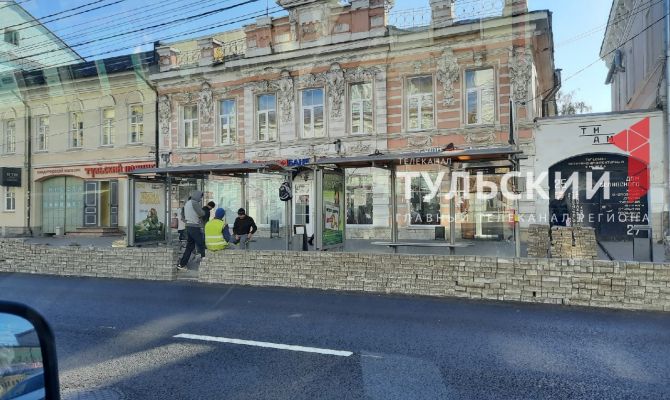 В Туле на проспекте Ленина рабочие построили стену вокруг остановки