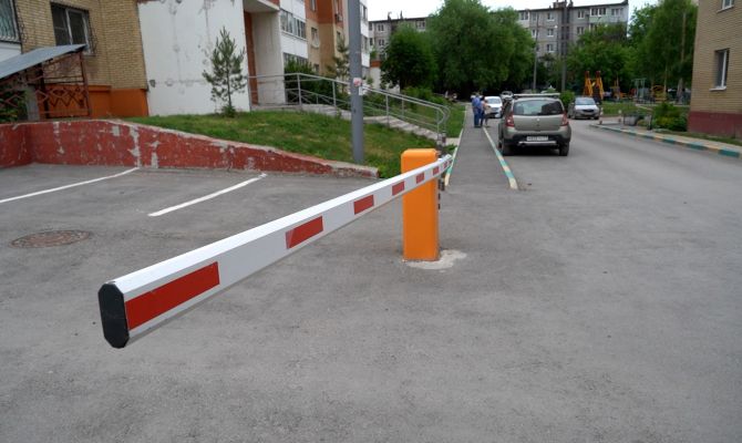 В Туле пять домов воюют из-за шлагбаума