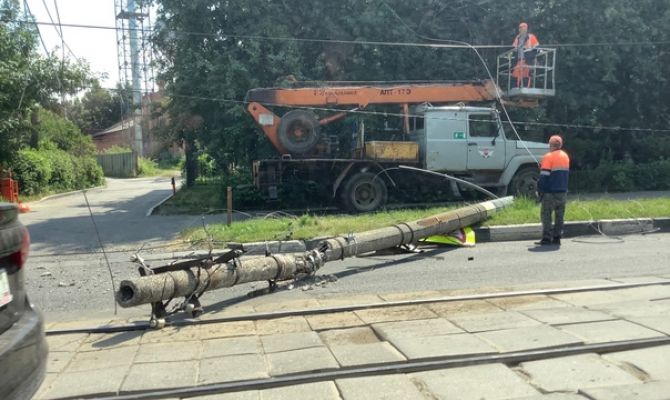 Стали известны причины падения фонарного столба на трамвай в Туле