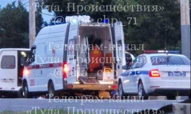 В Туле на Московском шоссе мотоциклист столкнулся с легковушкой