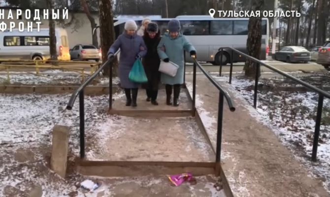 Жители Алексина добиваются ремонта разрушенных ступеней в центре города