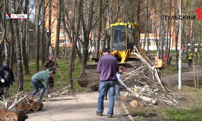 Надели перчатки и взяли грабли: сотрудники крупных тульских предприятий вышли на уборку мест отдыха