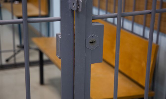 В Новомосковске рецидивист демонстрировал тату с нацистской символикой сокамерникам