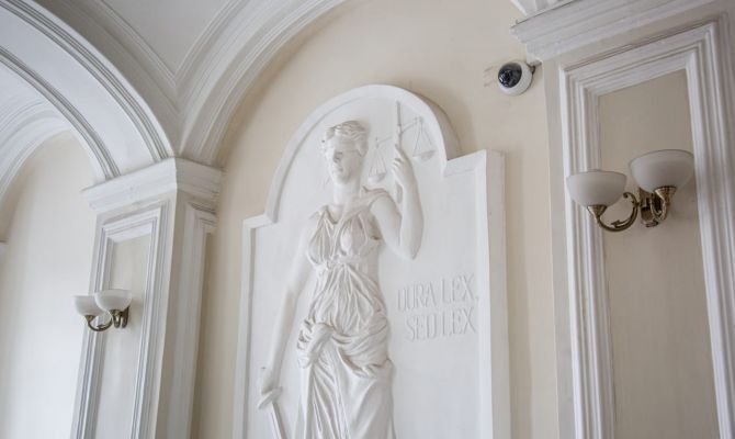 В Щекино мужчину оштрафовали за схожую с нацистской символикой татуировку