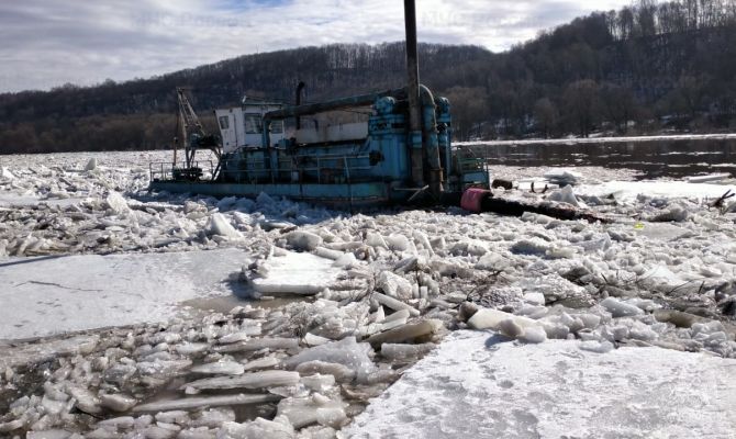В Алексине спасатели остановили неуправляемое судно