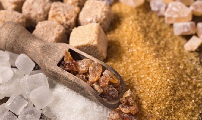 Сахар в России продолжает дешеветь