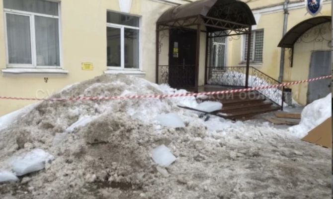 Следователи проверят информацию о падении наледи на женщину в Туле