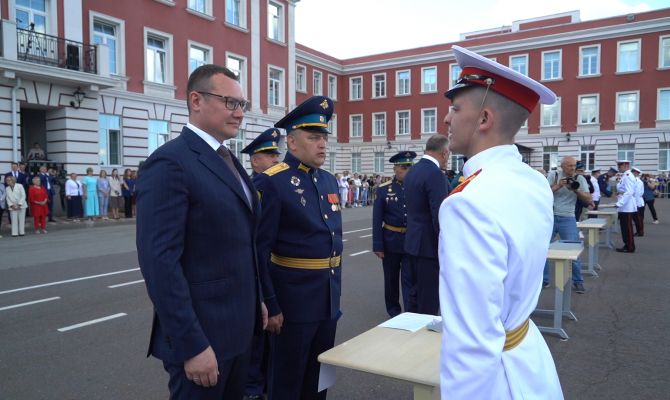 В Суворовском училище вручили аттестаты выпускникам