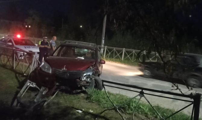 В Тульской области водитель «Renault Sandero» врезался в ограждение и попал в больницу